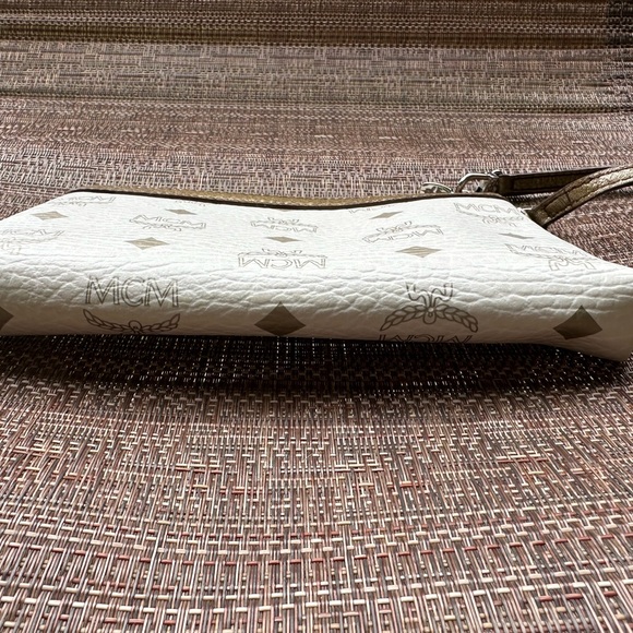 MCM Pochette w/wrist strap - Picture 4 of 11